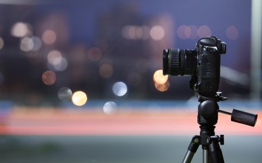 Dijital fotoğraf makinesi gece kenti.