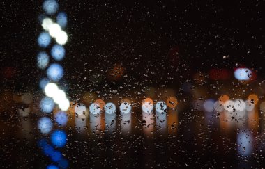 Cam üzerine yağmur damlaları