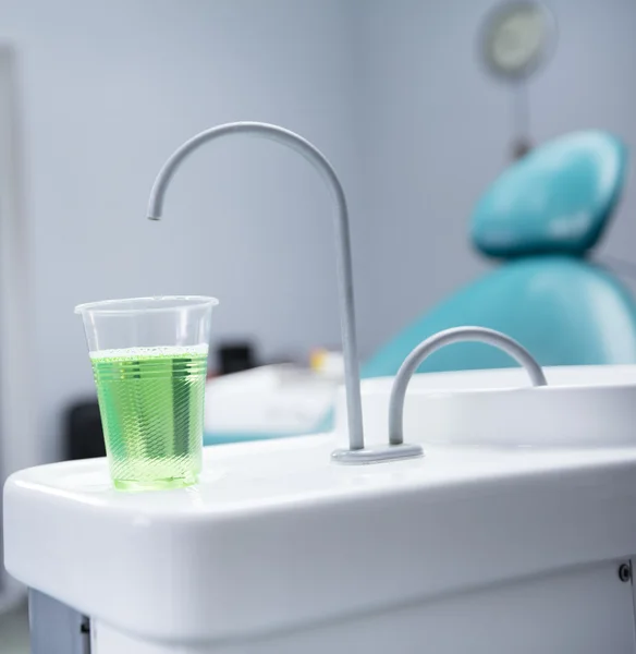 Taza de agua en el consultorio del dentista . Fotos de stock libres de derechos