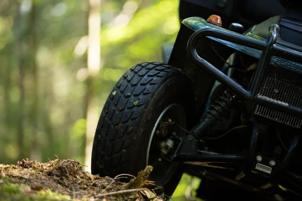 ATV parkolt a parkolóban az erdőben. jó idő. — Stock Fotó