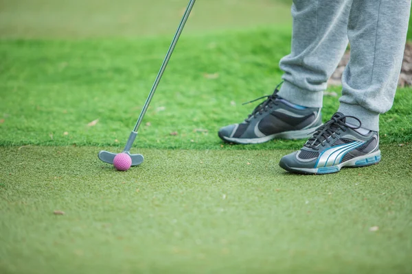 Golfspelare körde bollen i hålet — Stockfoto