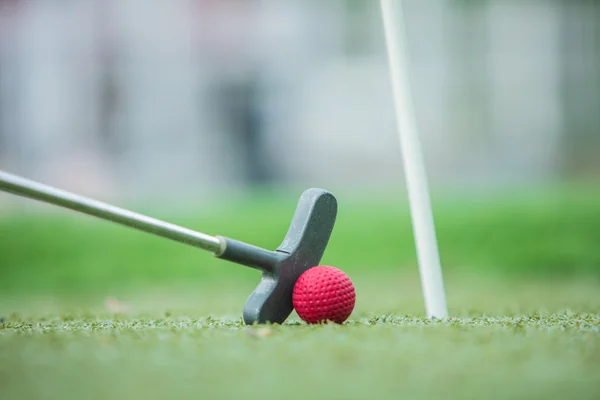 Golf sopası ve top çimenlerde. — Stok fotoğraf