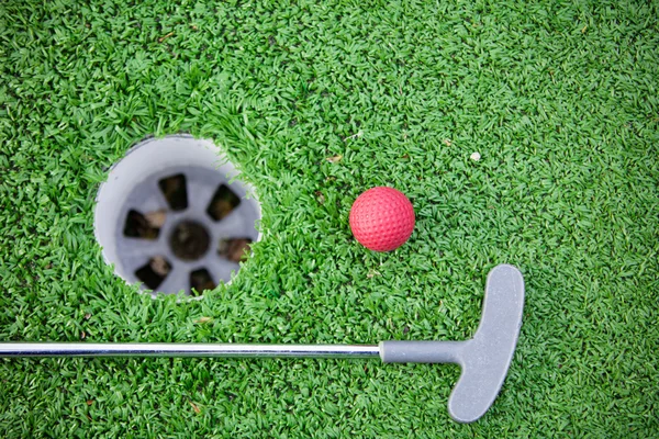 Golfklub és labda a fűben — Stock Fotó
