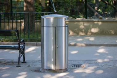 Park bankında çöp tenekesi ile