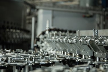 üretim plastik şişe maden suyu limonata. su şişeleri dökülmesini. montaj hattı üretim çevre dostu üretim