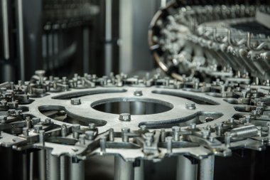 üretim plastik şişe maden suyu limonata. su şişeleri dökülmesini. montaj hattı üretim çevre dostu üretim