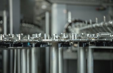 üretim plastik şişe maden suyu limonata. su şişeleri dökülmesini. montaj hattı üretim çevre dostu üretim