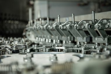 üretim plastik şişe maden suyu limonata. su şişeleri dökülmesini. montaj hattı üretim çevre dostu üretim