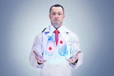 Elinde stetoskop ve akciğerleri olan doktor. gri arka plan. Yüksek çözünürlük.