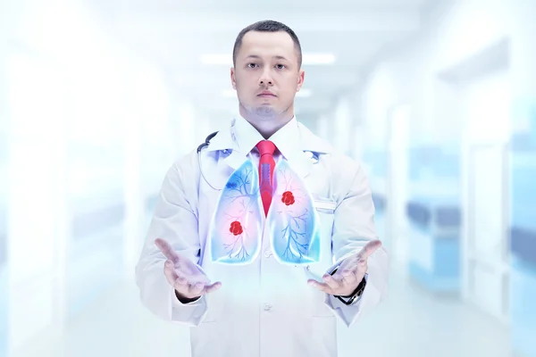 Docteur avec stéthoscope et poumons sur les mains dans un hôpital. Haute résolution . — Photo