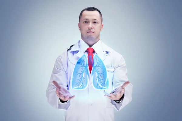 Doctor cu stetoscop și plămâni pe mâini. fundal gri. Rezoluție înaltă . — Fotografie, imagine de stoc