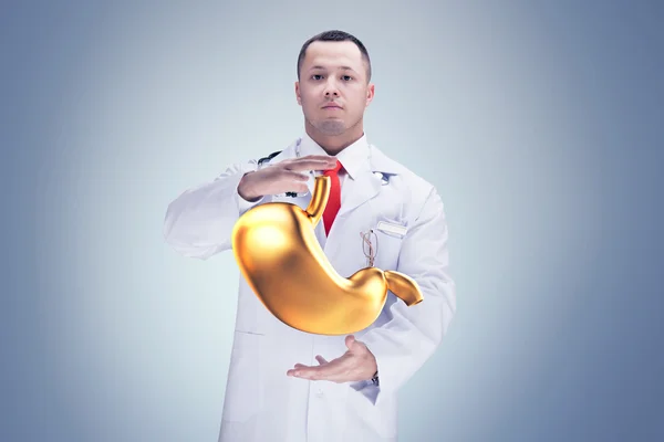 Arzt mit Stethoskop und Magen an den Händen. grauer Hintergrund. hohe Auflösung. — Stockfoto