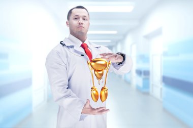 Elinde stetoskop ve altın akciğerler ilerler. Yüksek çözünürlük.