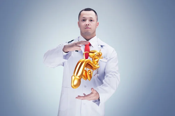 Medico con stetoscopio e pene dorato sulle mani in ospedale. Alta risoluzione . — Foto Stock