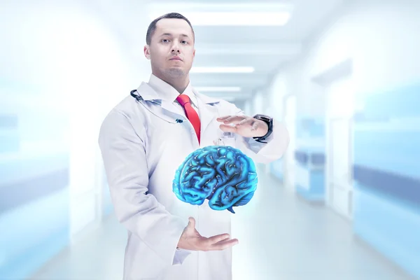 Arts met een stethoscoop en hersenen op de handen in een ziekenhuis. Hoge resolutie. — Stockfoto