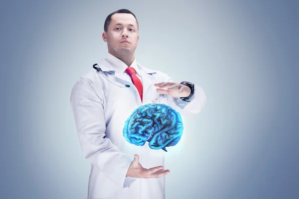 Doctor con estetoscopio y cerebro en las manos. fondo gris. Alta resolución . — Foto de Stock