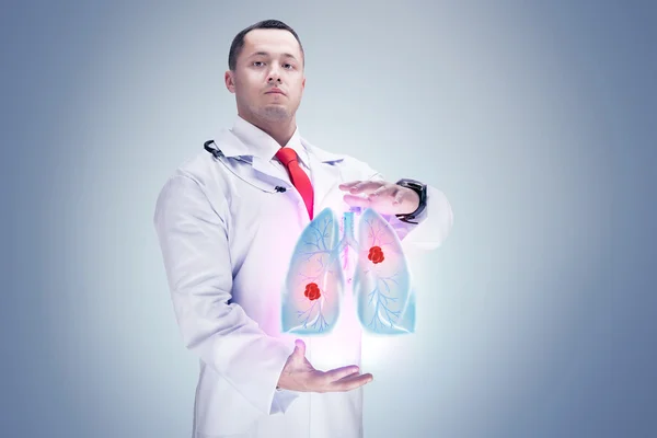 Arts met stethoscoop en longen op de handen. grijze achtergrond. Hoge resolutie. — Stockfoto