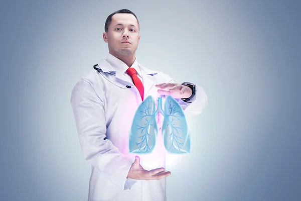 Arzt mit Stethoskop und Lungen an den Händen. grauer Hintergrund. hohe Auflösung. — Stockfoto