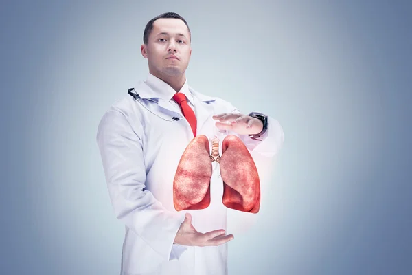 Arzt mit Stethoskop und Lungen an den Händen. hohe Auflösung. — Stockfoto
