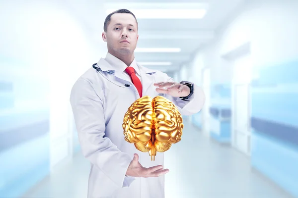 Doctor con estetoscopio y cerebro dorado en las manos. Alta resolución . — Foto de Stock