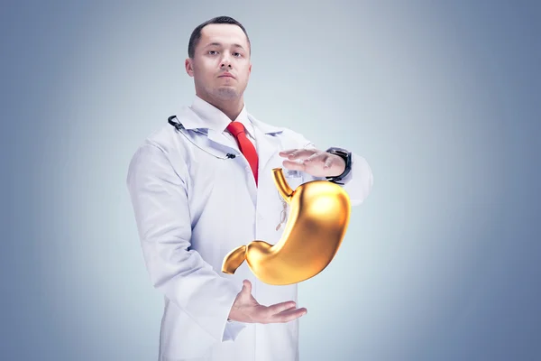 Arts met stethoscoop en maag op de handen. grijze achtergrond. Hoge resolutie. — Stockfoto