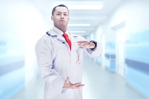 Arzt mit Stethoskop in einem Krankenhaus. hohe Auflösung. — Stockfoto
