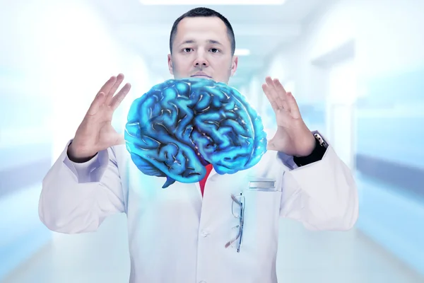Doctor con estetoscopio y cerebro en las manos en un hospital. Alta resolución . — Foto de Stock