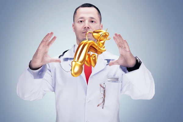 Lekarz z stetoskop i złote penisa na rękach w szpitalu. O wysokiej rozdzielczości. — Zdjęcie stockowe