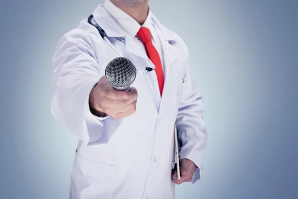 Ärztin mit roter Krawatte hält Mikrofon. hohe Auflösung. — Stockfoto