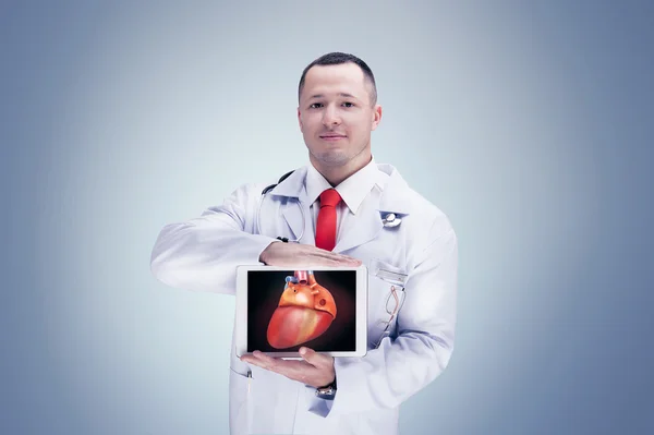 Doctor sosteniendo órganos humanos en la tableta sobre fondo gris. Alta resolución . — Foto de Stock