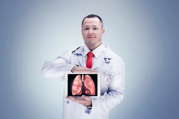 Lekarz trzymając narządów ludzkich na tablecie na szarym tle. O wysokiej rozdzielczości. — Zdjęcie stockowe