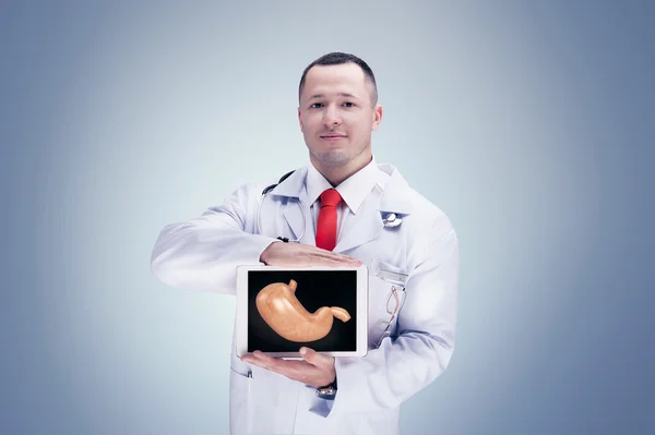 Doktor drží lidských orgánů na tabletu. Vysoké rozlišení. — Stock fotografie