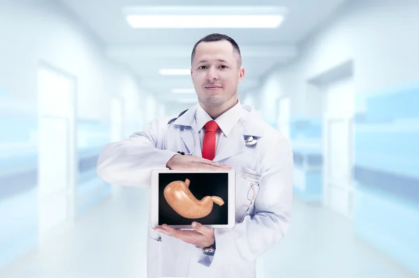 Doctor con estetoscopio y corazón en las manos en un hospital. Alta resolución . —  Fotos de Stock