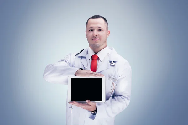 Γιατρός εκμετάλλευση ανθρώπινων οργάνων στο tablet σε γκρι φόντο. Υψηλής ανάλυσης. — Φωτογραφία Αρχείου