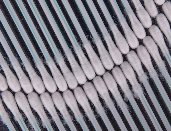 Varas de orelha de algodão isoladas no fundo preto — Fotografia de Stock