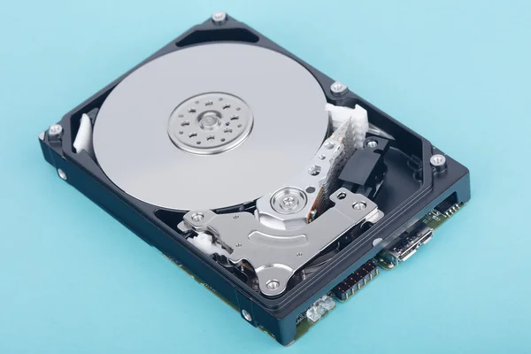 Настоящий открытый жесткий диск компьютера на синем фоне — стоковое фото