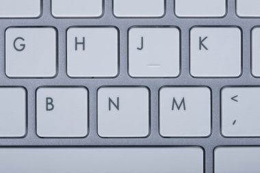 Bilgisayar klavye mavi zemin üzerine