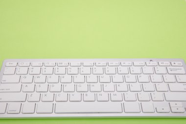 Bilgisayar klavye yeşil zemin üzerine