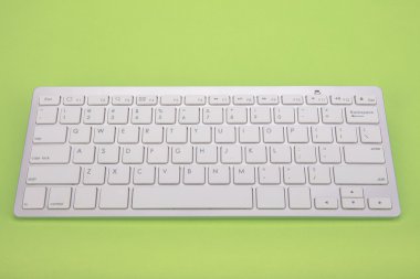 Bilgisayar klavye yeşil zemin üzerine