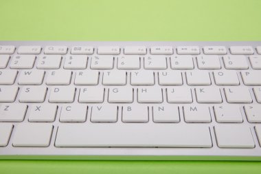 Bilgisayar klavye yeşil zemin üzerine