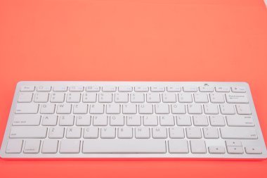 Bilgisayar klavye turuncu zemin üzerine