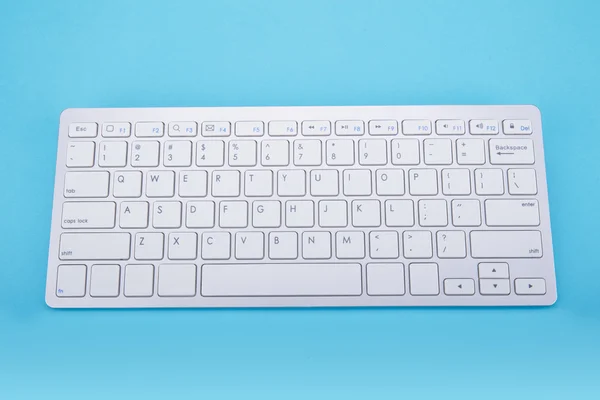 Počítačová klávesnice na modrém pozadí — Stock fotografie