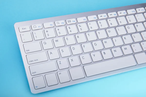 Počítačová klávesnice na modrém pozadí — Stock fotografie
