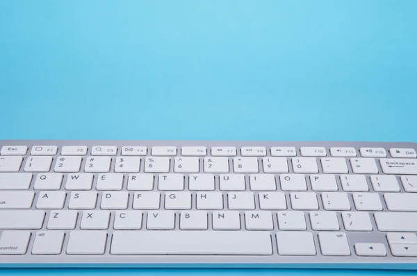 Комп'ютерна клавіатура на синьому фоні — стокове фото