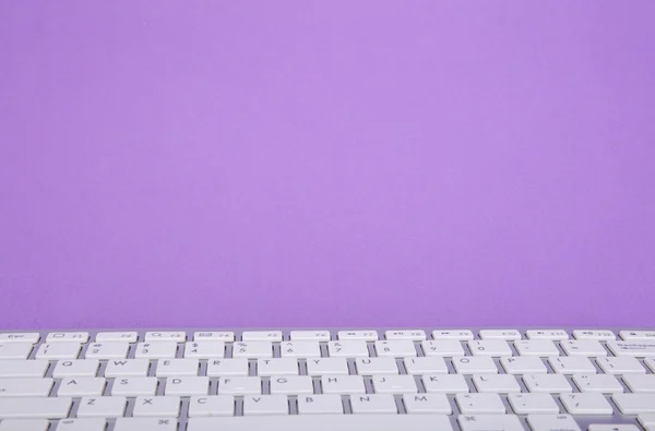 Tastiera per computer su sfondo viola — Foto Stock