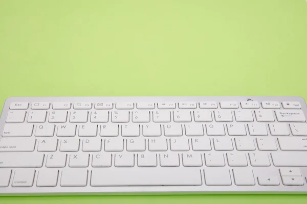 Toetsenbord van de computer op groene achtergrond — Stockfoto