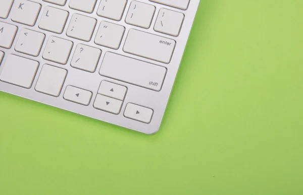 Комп'ютерна клавіатура на зеленому фоні — стокове фото