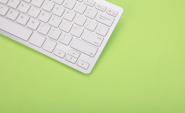 Tastiera per computer su sfondo verde — Foto Stock