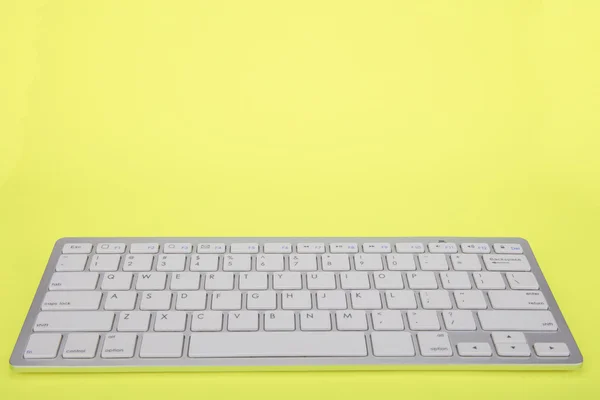 Teclado do computador no fundo amarelo — Fotografia de Stock