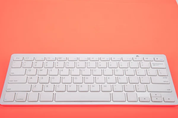 Tastiera per computer su sfondo arancione — Foto Stock